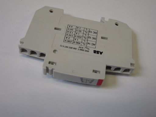 Auxiliary switch for circuit breaker