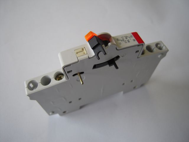 Signal contact / auxiliary switch for circuit breaker